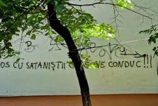 Dezvăluire! Celebrul Banksy se află în spatele mesajelor „Jos cu sataniștii care ne conduc”