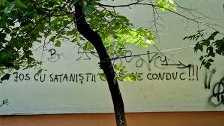 Dezvăluire! Celebrul Banksy se află în spatele mesajelor „Jos cu sataniștii care ne conduc”