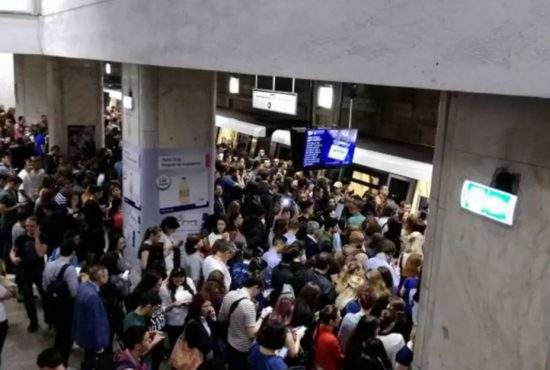 Corporatiștii se ung cu ulei ca să alunece mai bine în aglomerația de la metrou