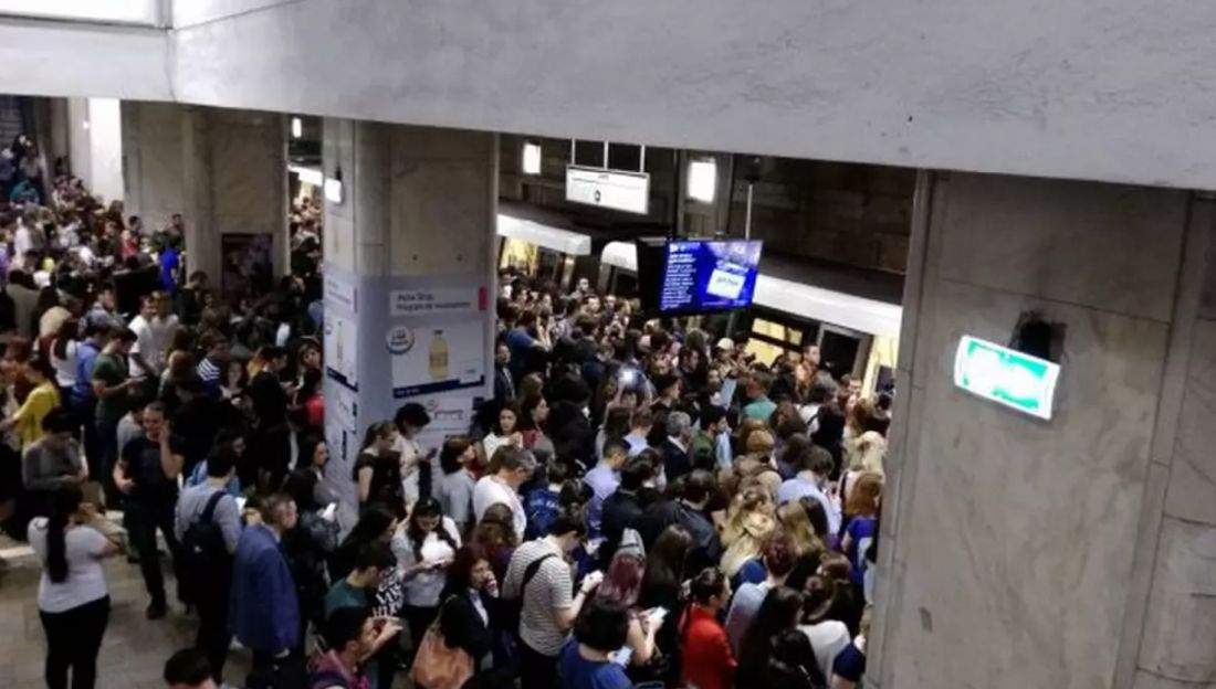 Corporatiștii se ung cu ulei ca să alunece mai bine în aglomerația de la metrou