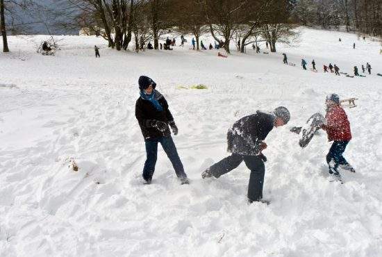 Te topești! Bătaie cu bulgări între Clanul Boțogașilor și Clanul Ștrengarilor