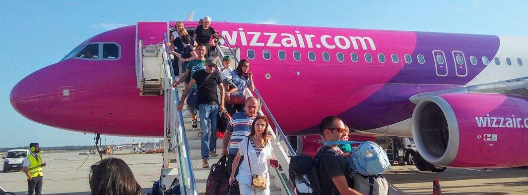 O familie a cumpărat bilete la WizzAir cu locuri aleatorii și le-a dat în avioane diferite