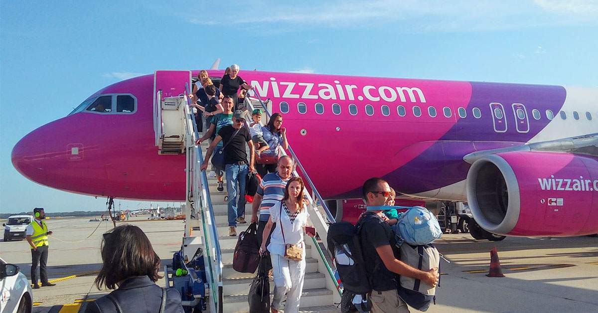 O familie a cumpărat bilete la WizzAir cu locuri aleatorii și le-a dat în avioane diferite