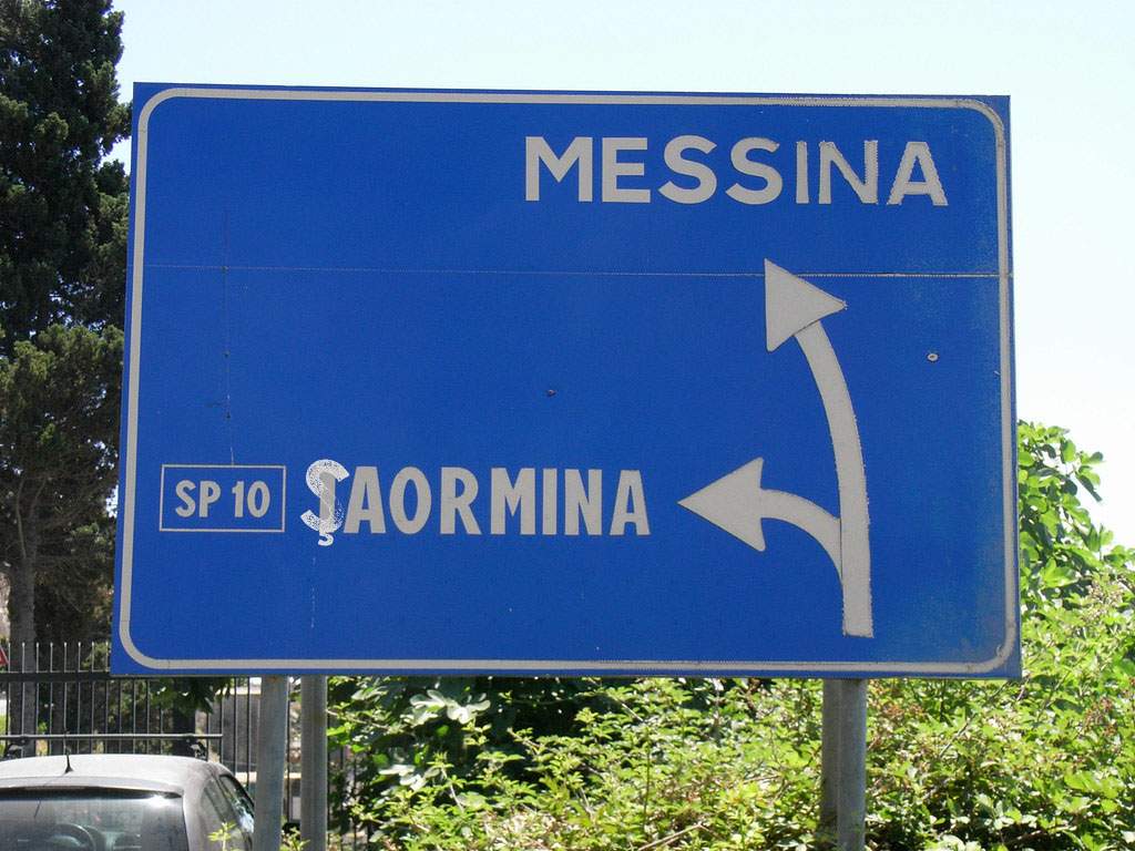 Scandal în Sicilia. Taormina îşi schimbă numele în Şaormina ca să atragă turişti români